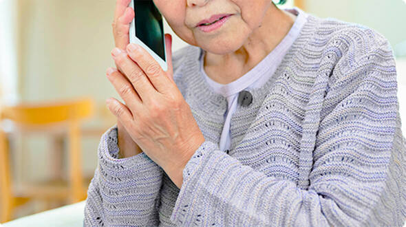 女性が相談を行なっている様子