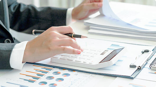 弁護士が調査を行なっている様子